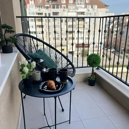 Апартамент Nj Family Garden Варна